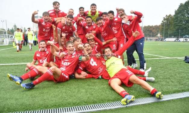 BOLOGNA – Un portiere saluta i colori rossoblù